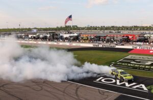 William Byron gana en Iowa apostando por la economía de combustible