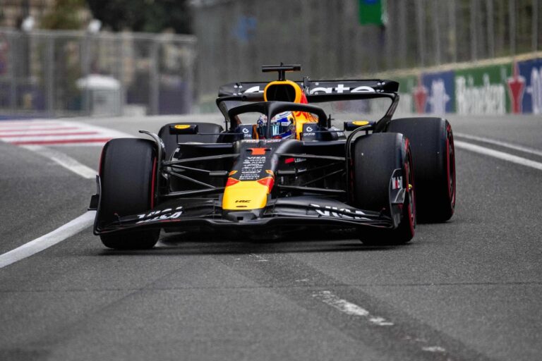 GP de Azerbaiyán: Max Verstappen arrebata la pole a Carlos Sainz en una caótica clasificación en Bakú