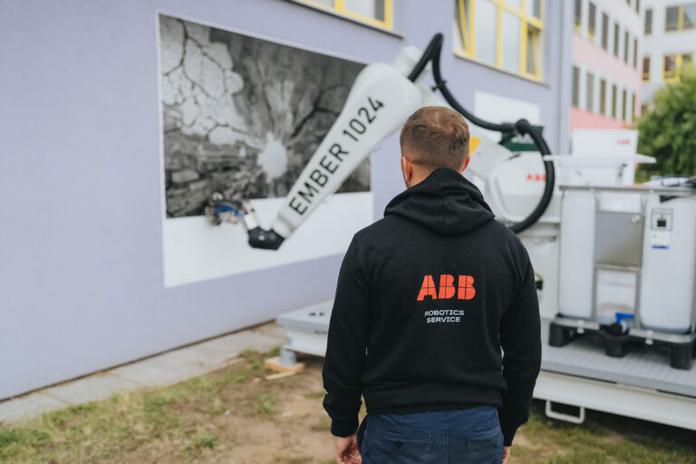 Robot de ABB recrea un mural diseñado con IA en vivo en festival de arte urbano City=Gallery