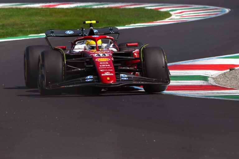 Hamilton motivado para lograr la victoria en Monza con Ferrari tras su primer GP de Italia vestido de rojo