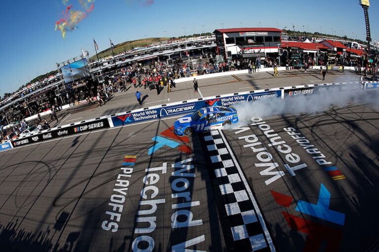 Toyota avanza firme en los playoffs de NASCAR, pero sin confiarse