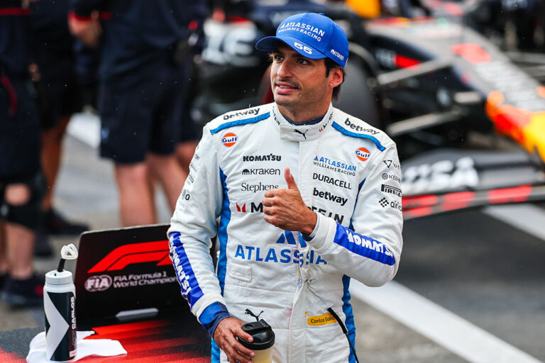 Carlos Sainz apunta al podio tras sorprender en Bakú