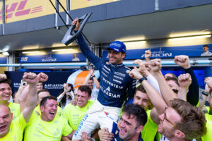 Sainz exhibe talento y asegura un podio histórico para Williams en Bakú