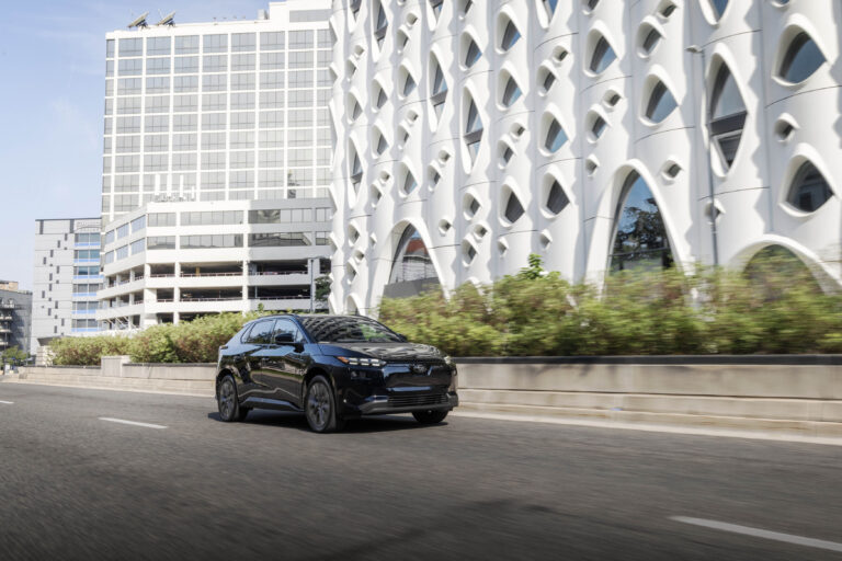 Subaru Solterra EV 2026: más autonomía y acceso a la red de Supercargadores Tesla