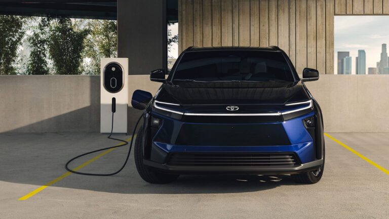 Toyota amplía el ecosistema eléctrico del bZ 2026 con acceso a la red de supercargadores Tesla