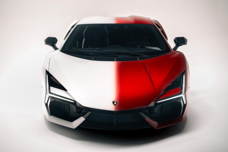 Lamborghini celebra su día en Tokio con el debut del Fenomeno y el Revuelto Ad Personam