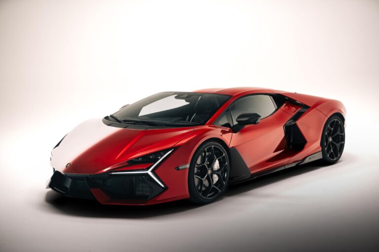 Lamborghini celebra su día en Tokio con el debut del Fenomeno y el Revuelto Ad Personam