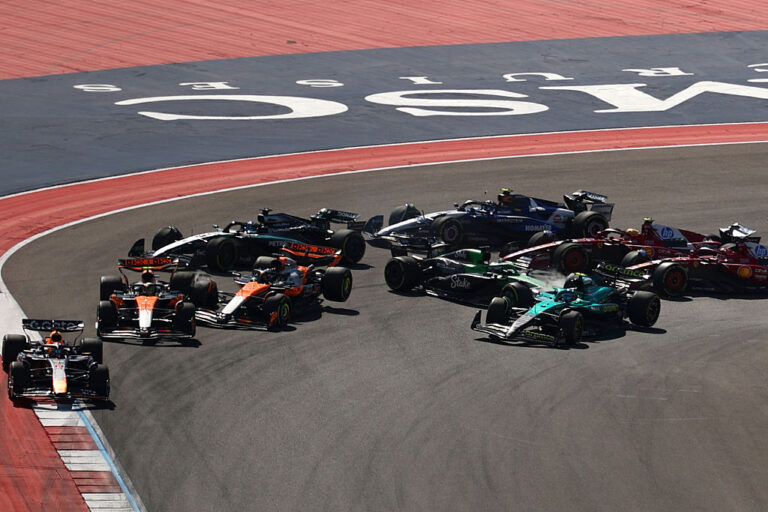 Verstappen gana el Sprint del GP de EE. UU. tras el desastre de McLaren en la primera curva
