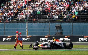 La FIA defiende a Lawson tras acusaciones en el GP de México.