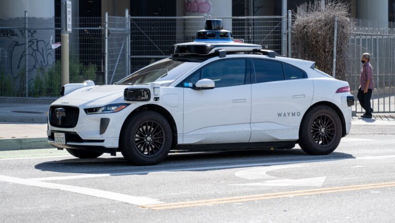 Waymo prepara su llegada a Londres: taxis sin conductor podrían operar en 2026