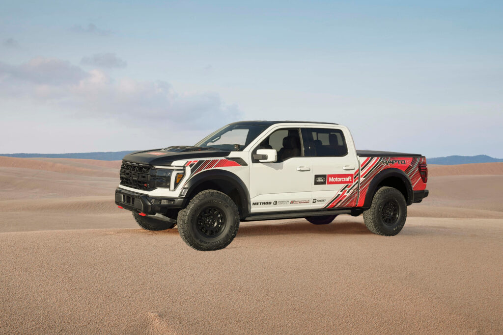 La Ford F-150 Raptor R project vehicle de 900 HP en un paisaje desértico.