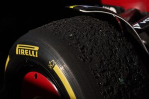 Pirelli impone límite de 25 vueltas por juego y obliga a dos paradas en el GP de Qatar