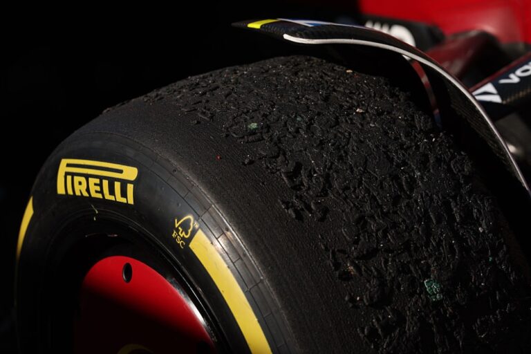 Pirelli impone límite de 25 vueltas por juego y obliga a dos paradas en el GP de Qatar