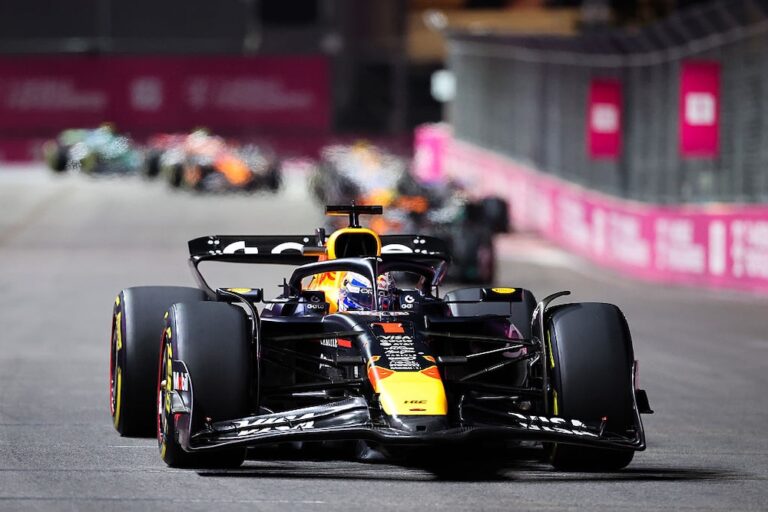 Mekies destaca a Verstappen: “En la curva 1, nunca se equivoca”