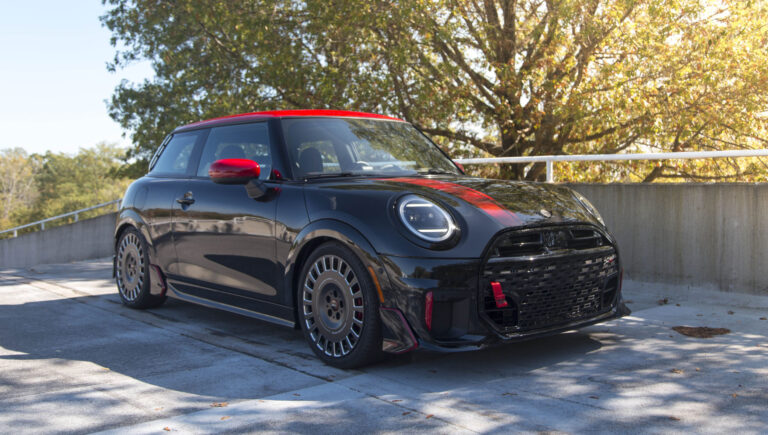 MINI refuerza su ADN deportivo con nuevos accesorios John Cooper Works instalados desde fábrica