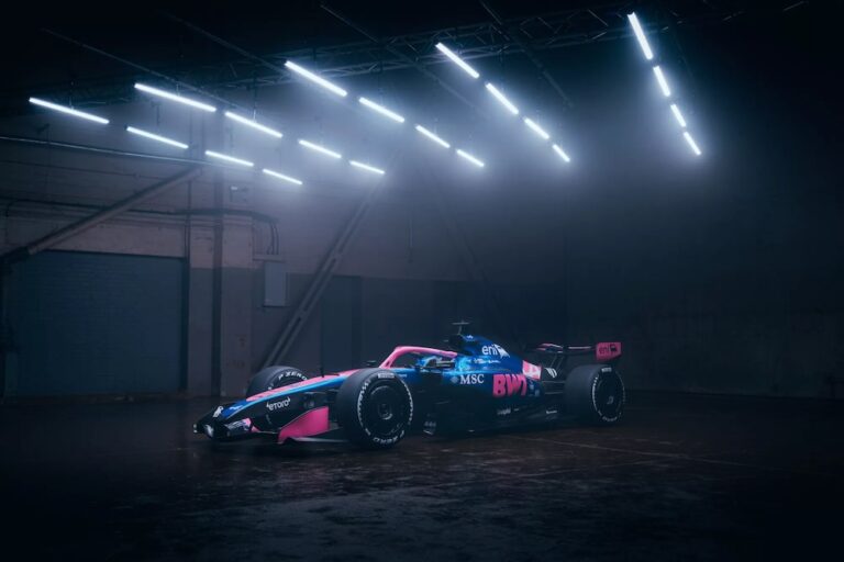 Alpine presenta su monoplaza de F1 2026 a bordo de un barco en Barcelona