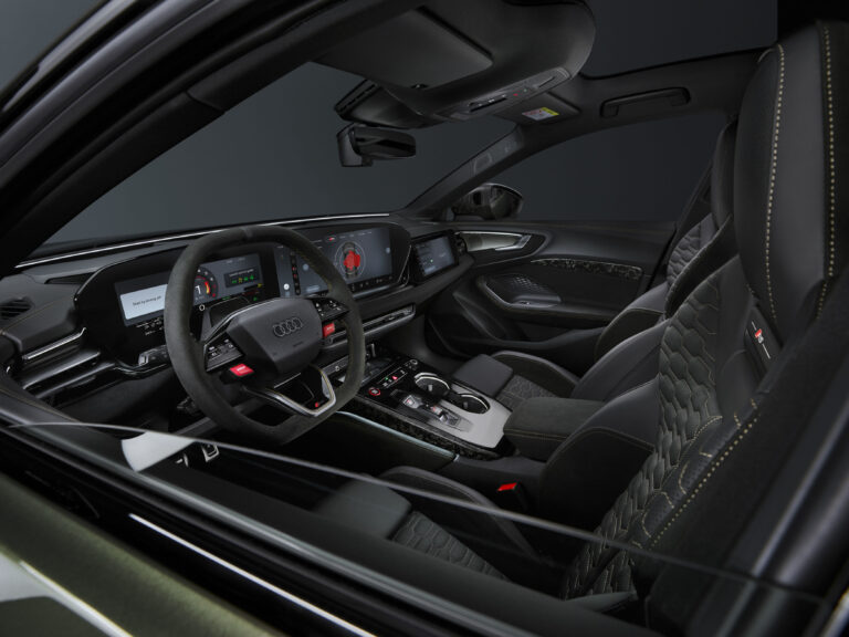 Audi RS 5: el primer RS híbrido enchufable redefine el alto rendimiento