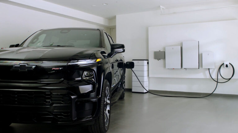 General Motors está apostando fuerte por convertir sus vehículos eléctricos en algo más que autos: en fuentes móviles de energía para el hogar.