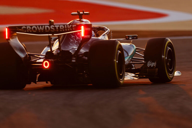 George Russell supera a Oscar Piastri y Aston Martin F1 Team suma más contratiempos en el arranque de la última prueba de pretemporada