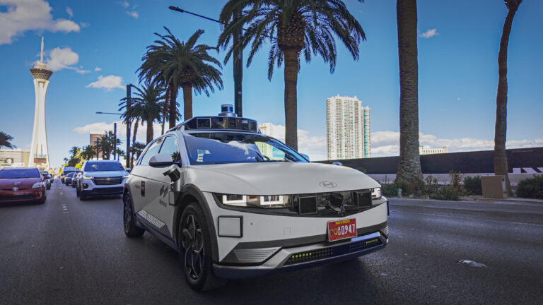 Uber lanza robotaxis eléctricos Hyundai IONIQ 5 en Las Vegas junto a Motional