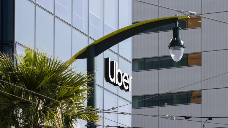 Uber y Rivian aceleran la carrera por los robotaxis con un plan de hasta 50.000 vehículos autónomos