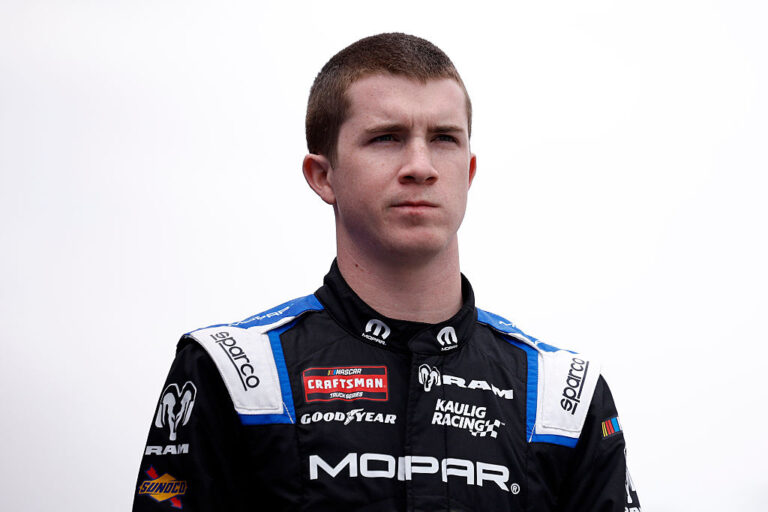 NASCAR suspende indefinidamente a Daniel Dye tras incidente en transmisión en vivo