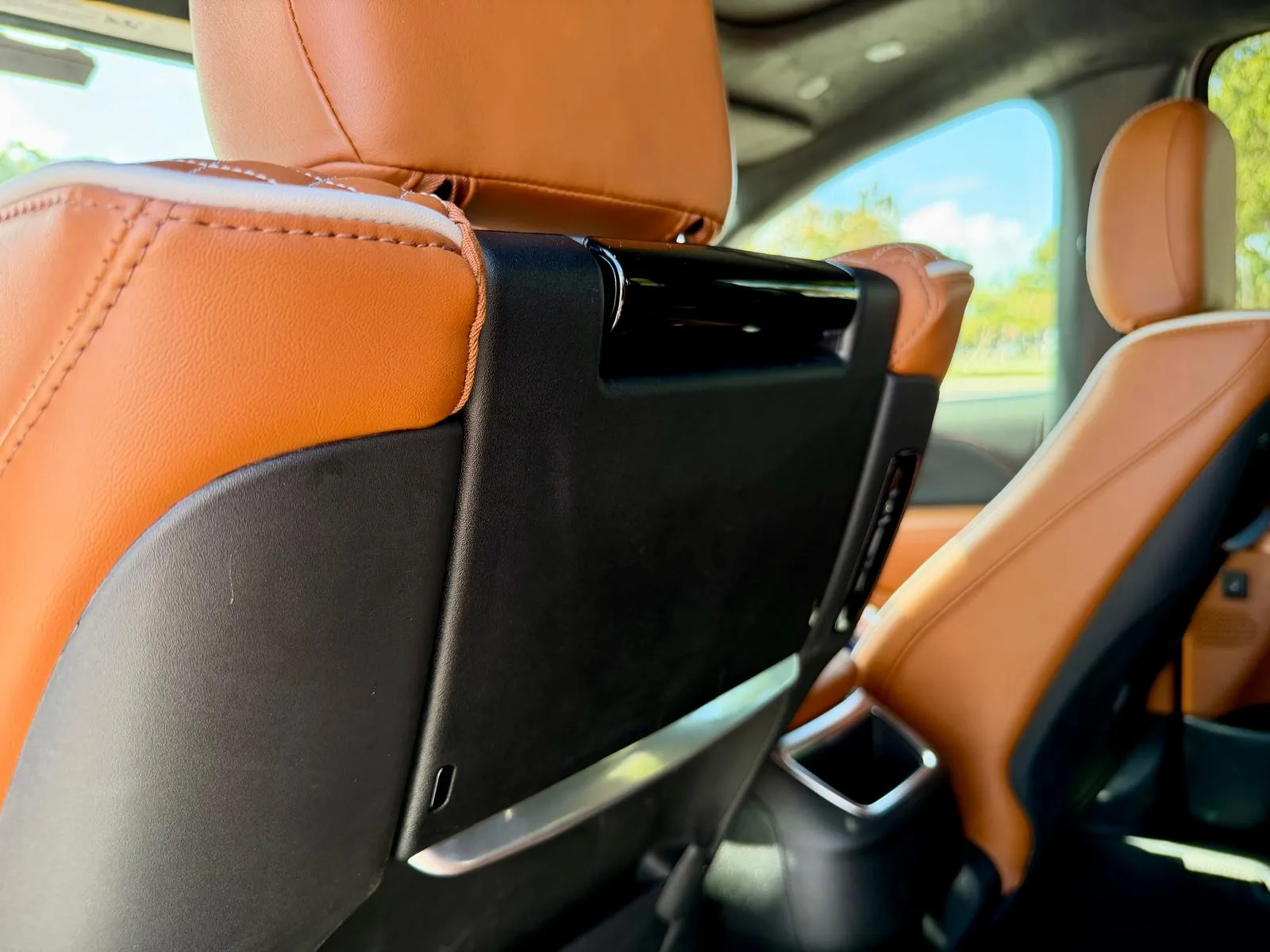 Respaldo de un asiento delantero de la Chrysler Pacifica Pinnacle con pantalla para los pasajeros traseros