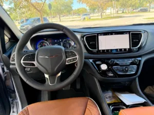 Tablero de la Chrysler Pacifica Pinnacle con volante, instrumentos digitales y pantalla táctil central