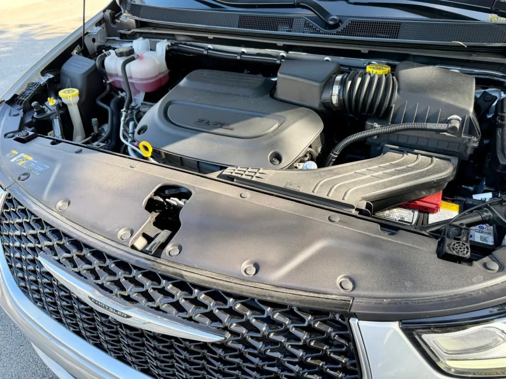Vano motor de la Chrysler Pacifica Pinnacle con el V6 Pentastar de 3.6 litros bajo su cubierta