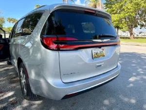 Portón trasero de la Chrysler Pacifica Pinnacle con la inscripción Pacifica y la franja de luces rojas