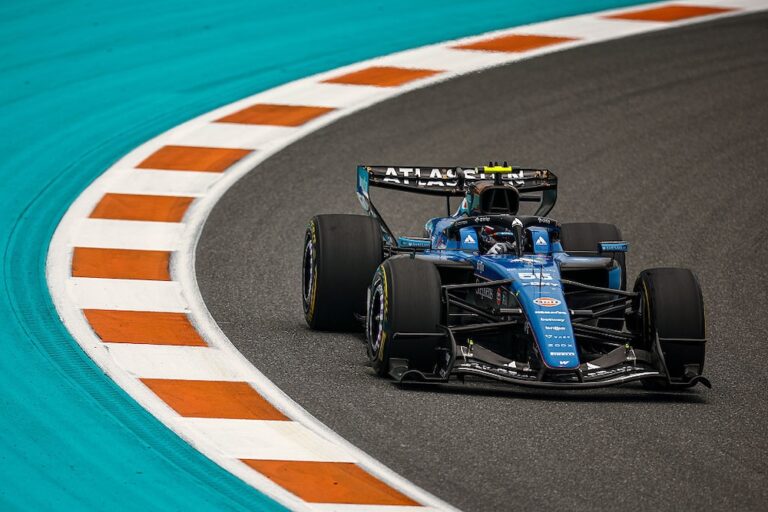 Carlos Sainz pide cautela en Williams pese al avance mostrado en Miami