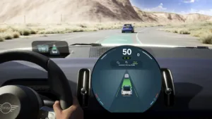Cuadro circular de un MINI con el modo de conducción asistida activo en una carretera del desierto
