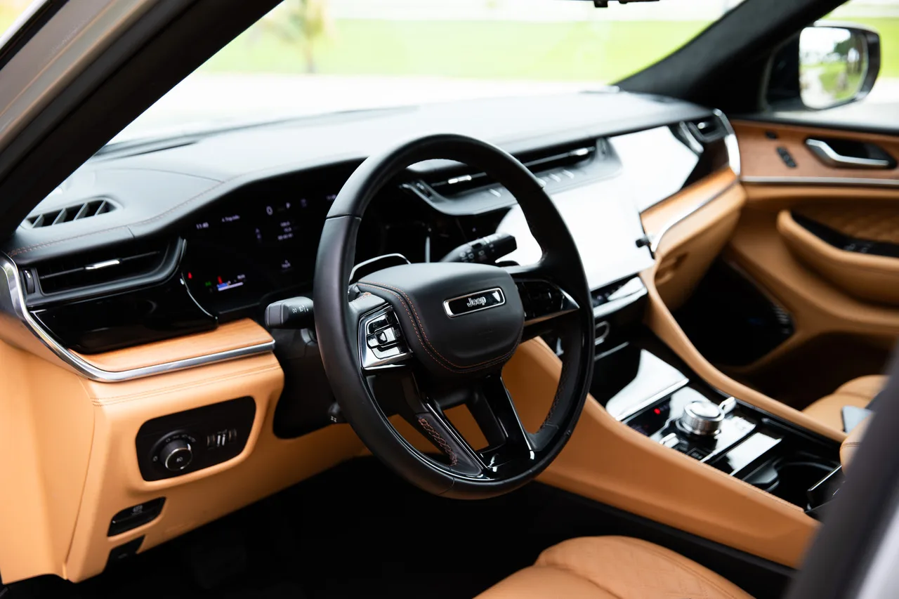 Volante y tablero del Jeep Grand Cherokee L Summit con revestimientos de cuero color caramelo