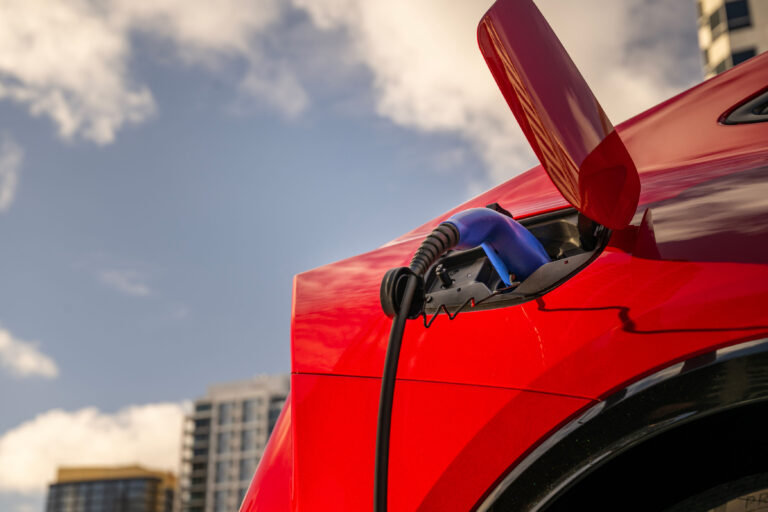 Toyota Prius Híbrido Enchufable 2027: hasta 71 km de autonomía eléctrica y 220 hp