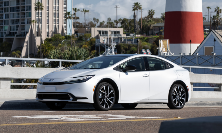 Toyota Prius Híbrido Enchufable 2027: hasta 71 km de autonomía eléctrica y 220 hp