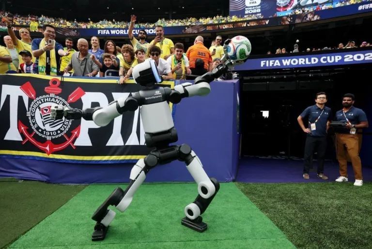 Atlas en el Mundial: el robot humanoide de Boston Dynamics posa con el balón ante hinchas en Nueva Jersey