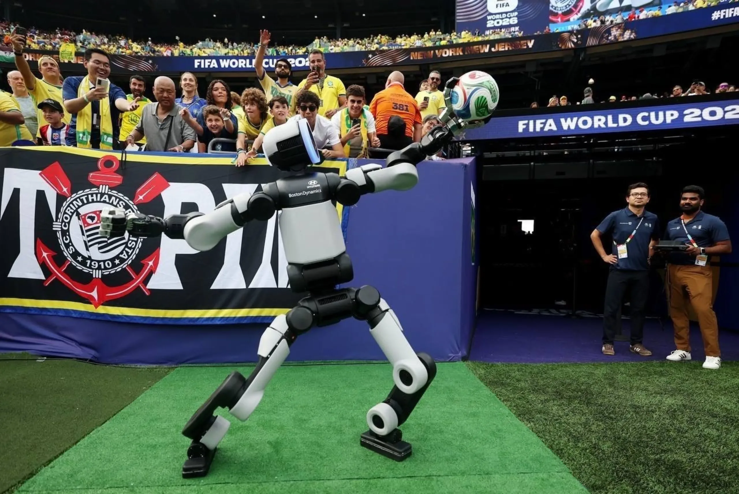 Atlas en el Mundial: el robot humanoide de Boston Dynamics posa con el balón ante hinchas en Nueva Jersey