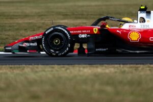 Hamilton conquista la pole para el Sprint de Silverstone y enciende la ilusión de Ferrari