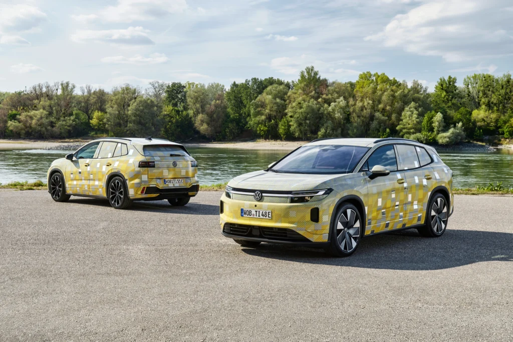 Volkswagen ID. Tiguan: dos prototipos con camuflaje amarillo y gris estacionados junto a un río
