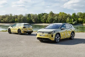 Volkswagen ID. Tiguan: dos prototipos con camuflaje amarillo y gris estacionados junto a un río