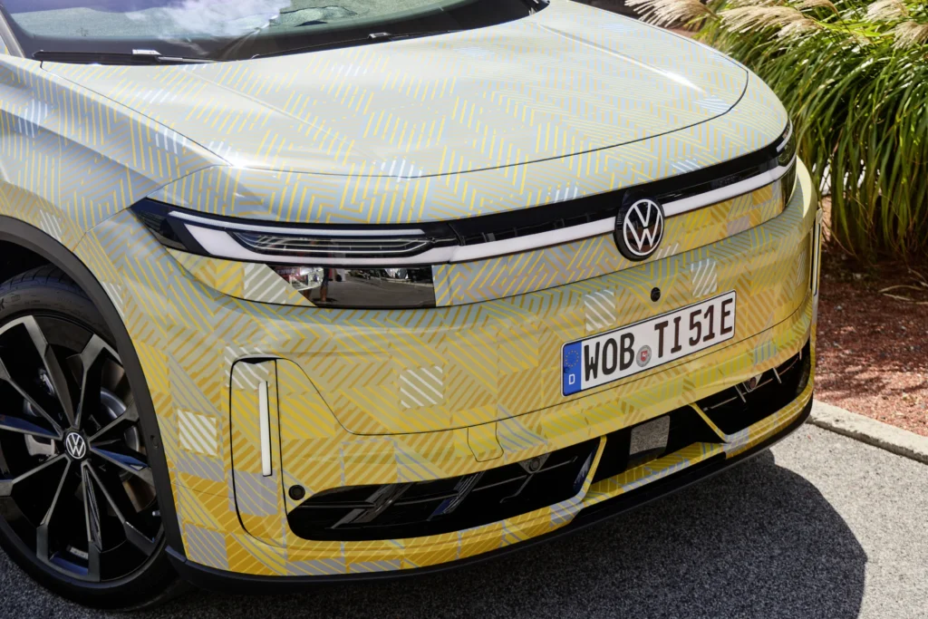 Frontal de un prototipo camuflado de Volkswagen con faros LED unidos por una franja de luz