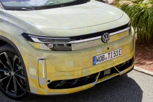 Frontal de un prototipo camuflado de Volkswagen con faros LED unidos por una franja de luz