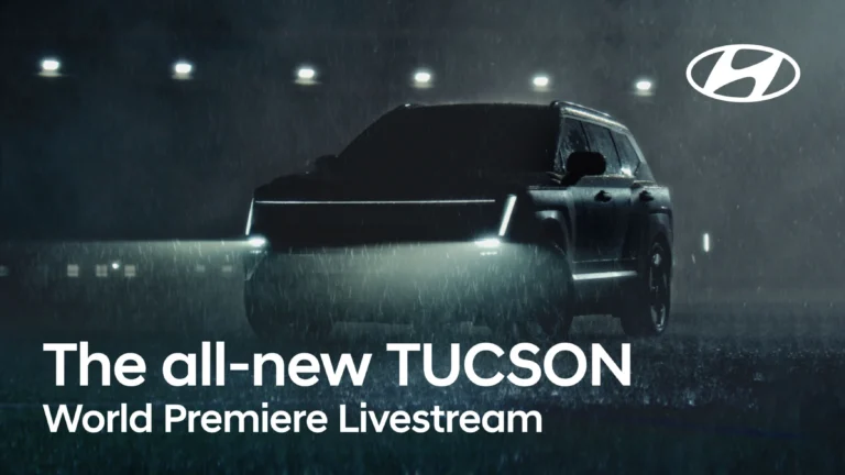 Hyundai Tucson 2027 en silueta bajo la lluvia con su firma de luces LED, imagen del estreno mundial