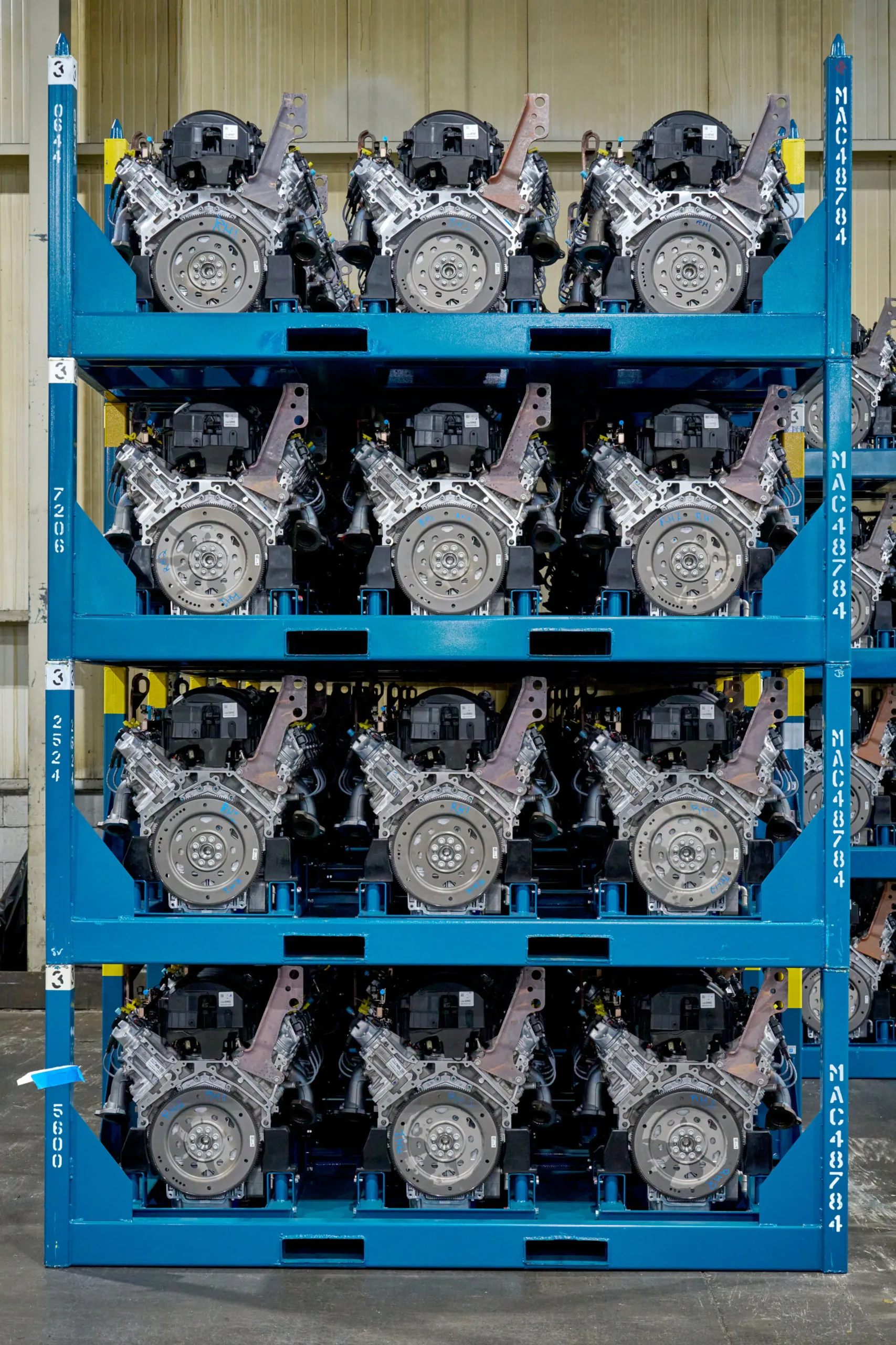 Estantes azules con motores V8 terminados, apilados en cuatro niveles en la planta de motores de GM