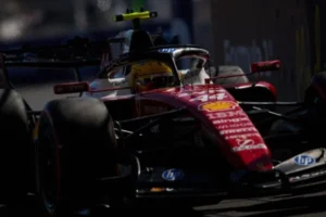 Monoplaza Ferrari de Lewis Hamilton a contraluz en un circuito urbano, de cara a Hamilton en Bakú