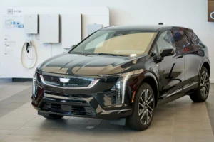 Smart Charge Bundle: SUV eléctrico Cadillac negro junto a cargadores domésticos GM Energy en un concesionario