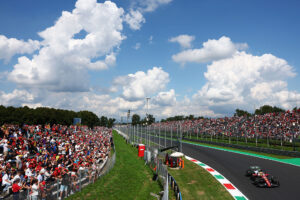 Hamilton quiere desafiar al motor de Ferrari en Monza: “No es suficiente, pero seguimos creyendo”