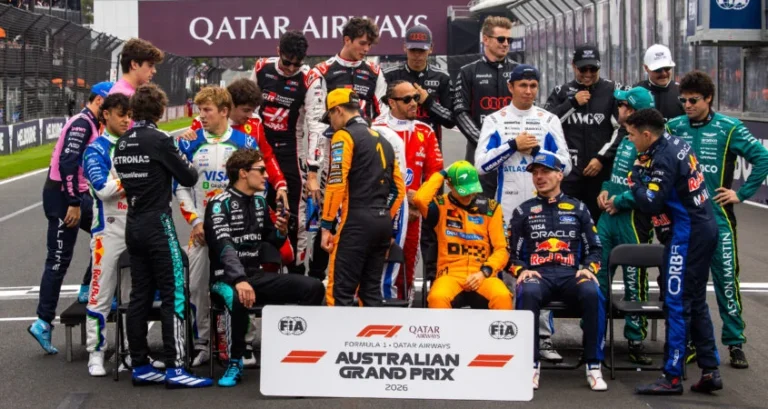Foto de grupo de los pilotos en el GP de Australia 2026; la mayoría seguirá en la parrilla de F1 2027