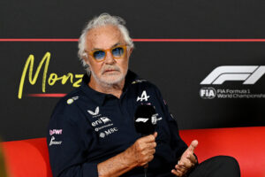 La FIA responde a Briatore y defiende la imparcialidad de sus jueces tras la polémica con Alpine