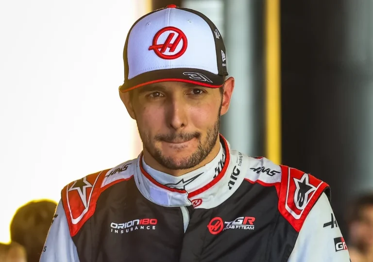 Esteban Ocon con la gorra y el traje de competición del equipo Haas de Fórmula 1, en primer plano